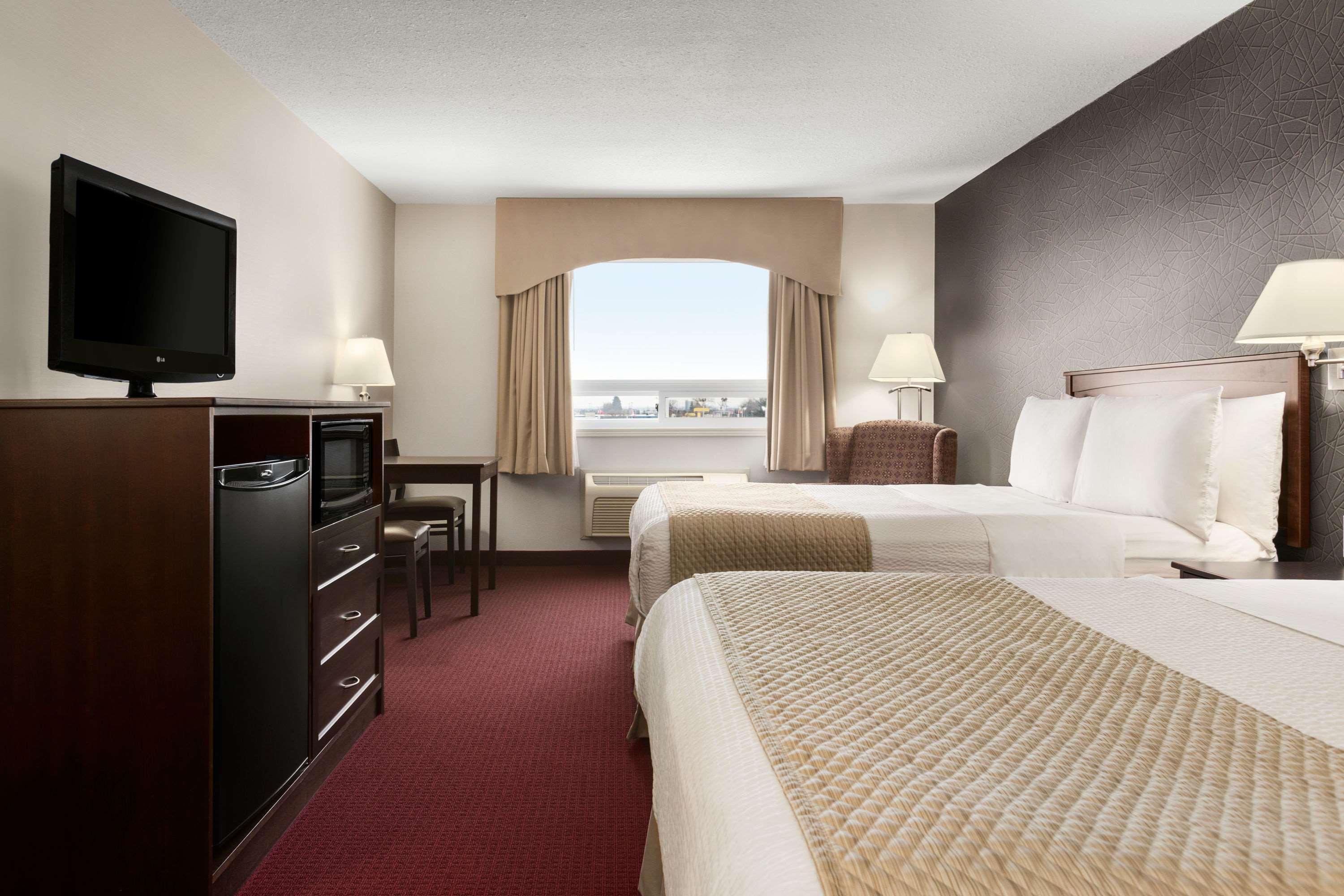 Days Inn & Suites By Wyndham Brandon Dış mekan fotoğraf