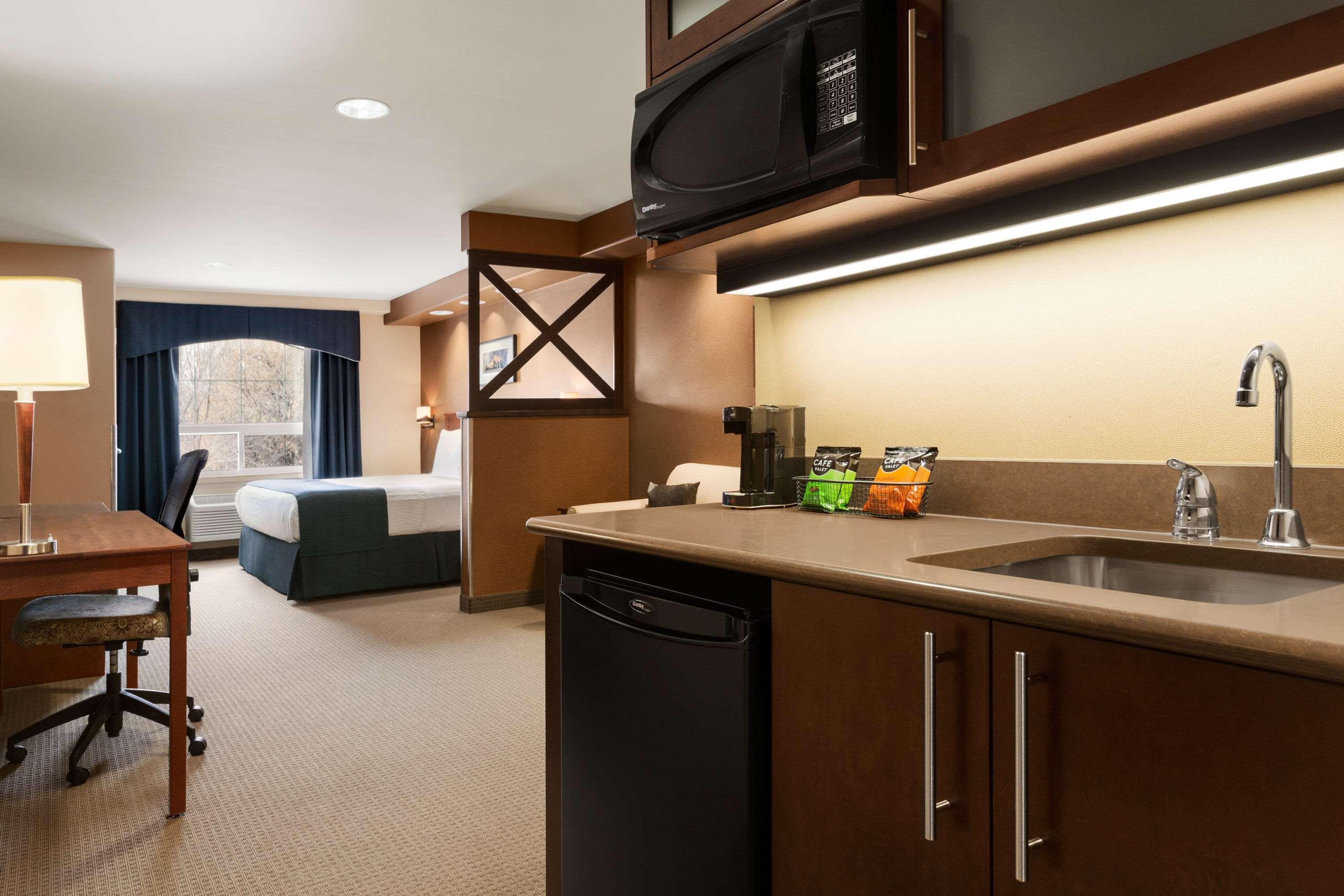 Days Inn & Suites By Wyndham Brandon Dış mekan fotoğraf
