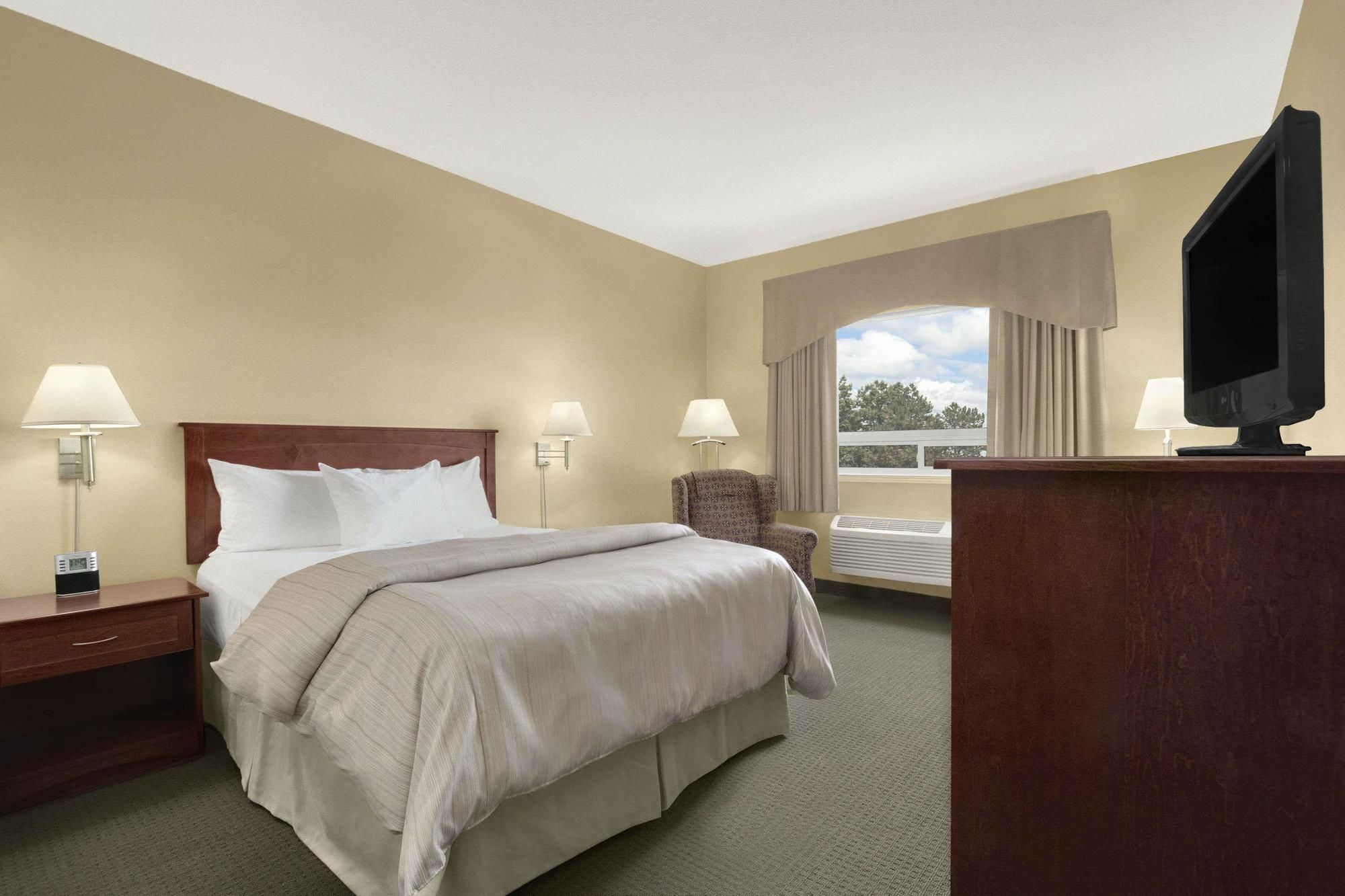 Days Inn & Suites By Wyndham Brandon Dış mekan fotoğraf