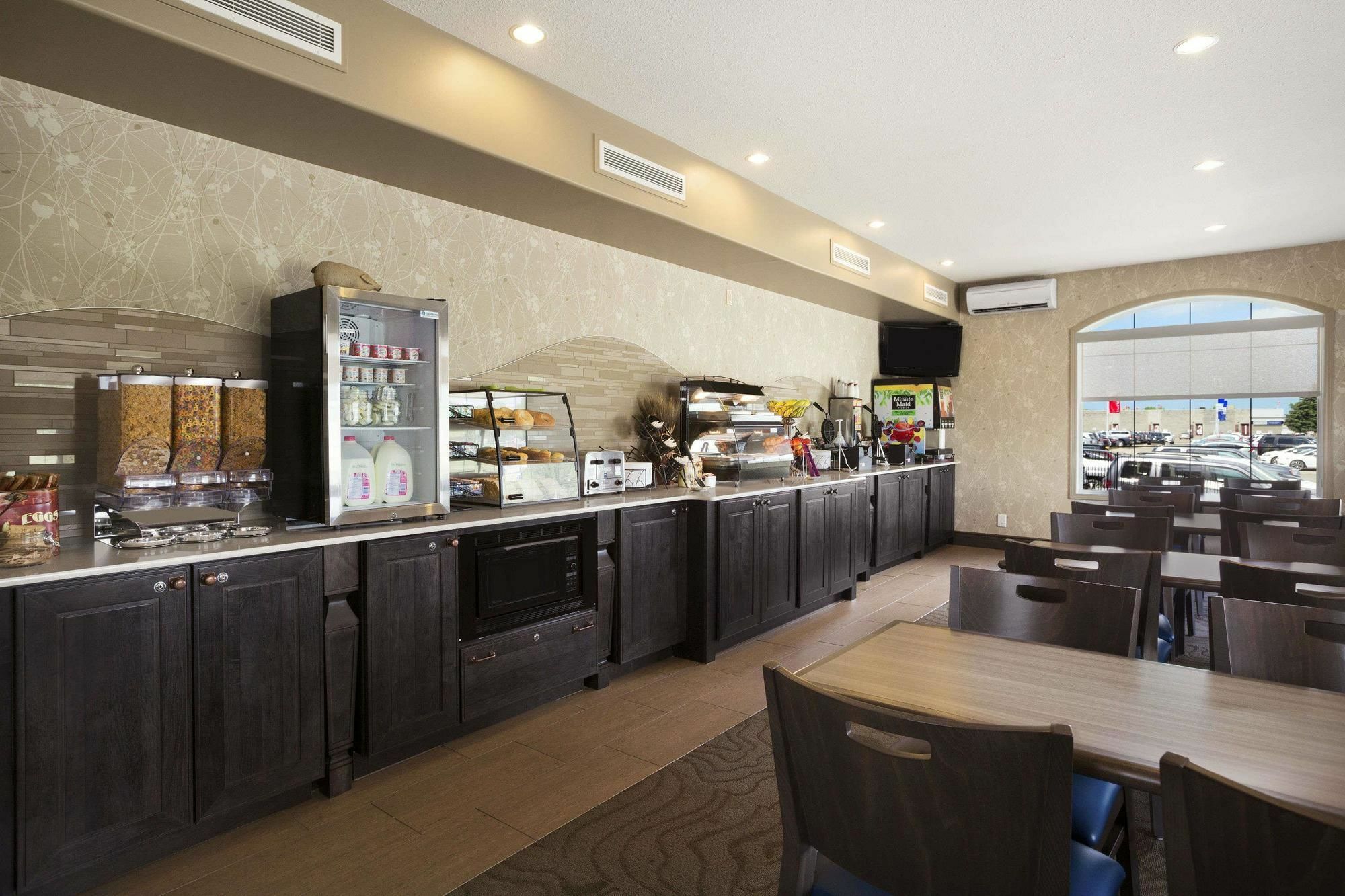 Days Inn & Suites By Wyndham Brandon Dış mekan fotoğraf