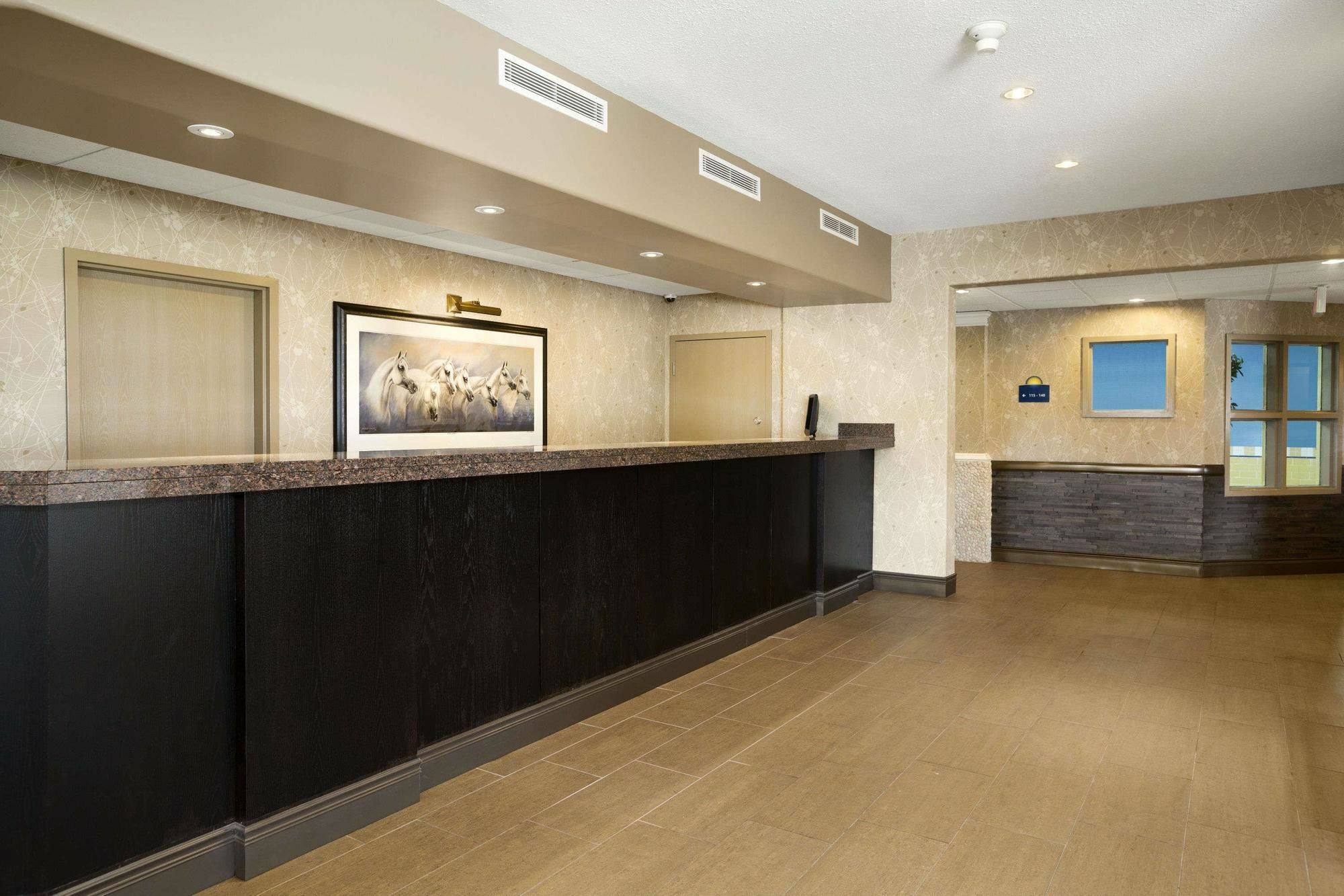 Days Inn & Suites By Wyndham Brandon Dış mekan fotoğraf