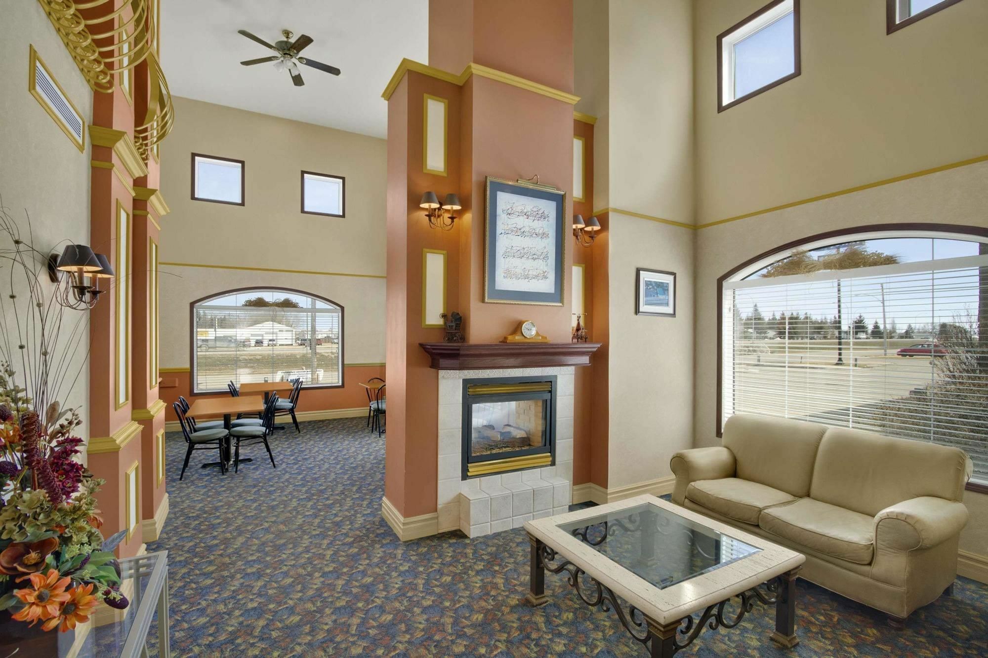 Days Inn & Suites By Wyndham Brandon Dış mekan fotoğraf